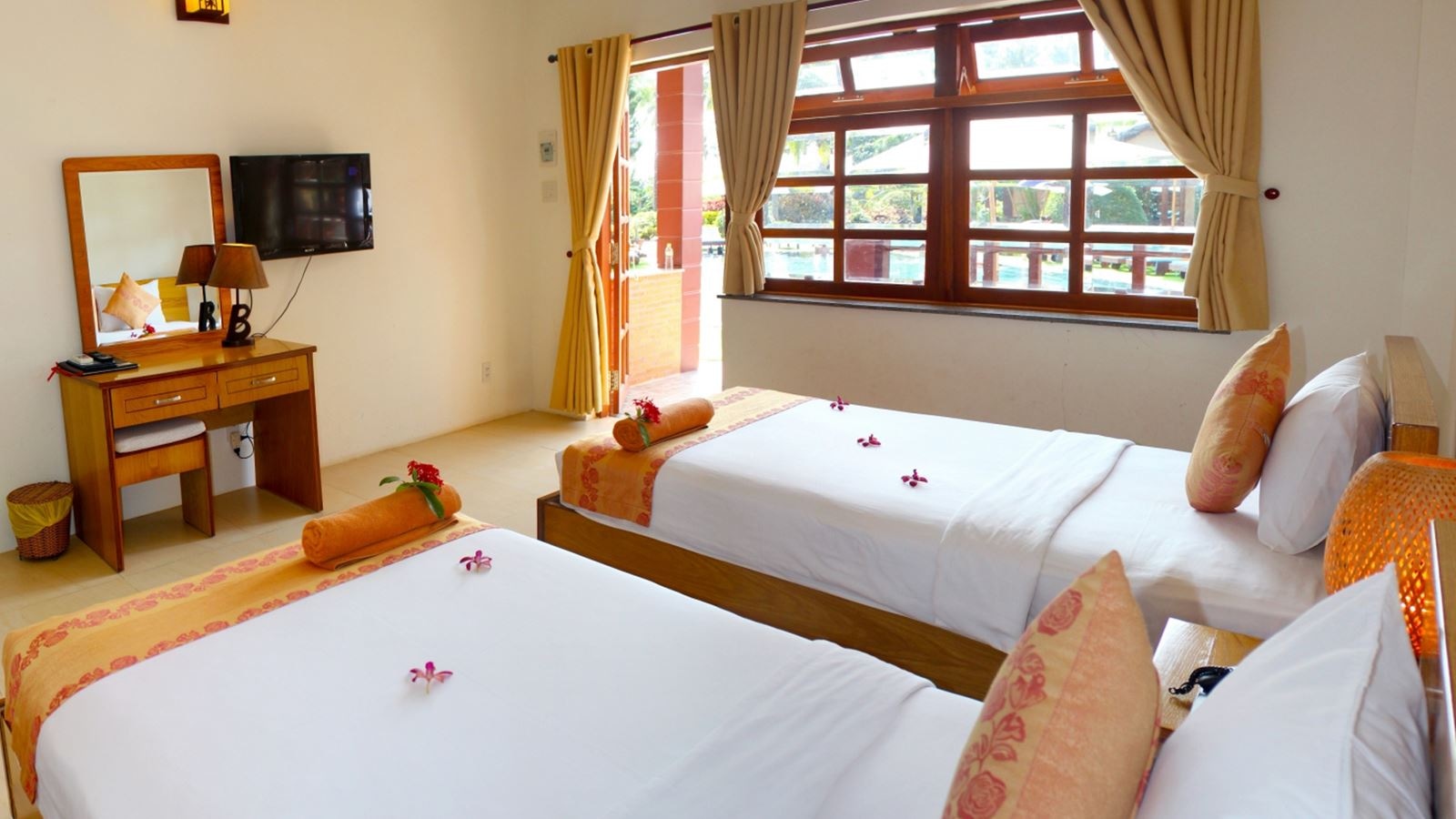 rooms-room-pool-view