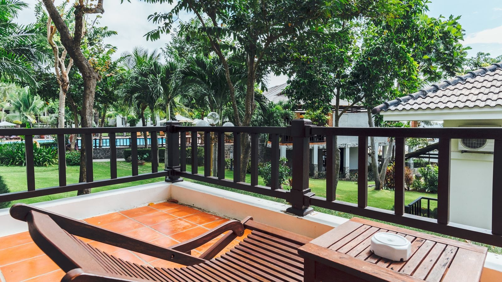 rooms-bungalow-garden-view-balcony