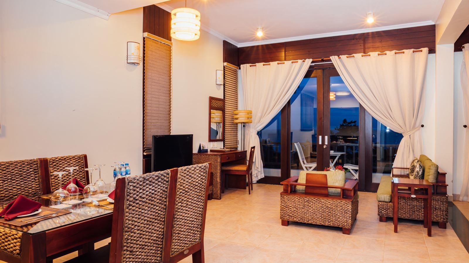 rooms-family-suite-ocean-view-balcony