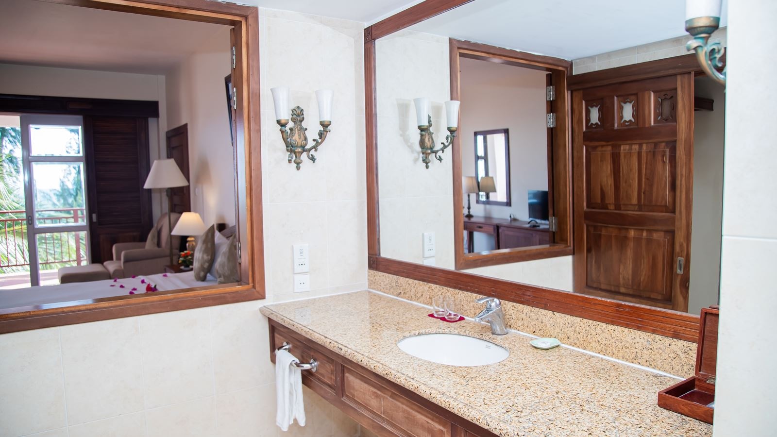 rooms-novela-suite-city-view