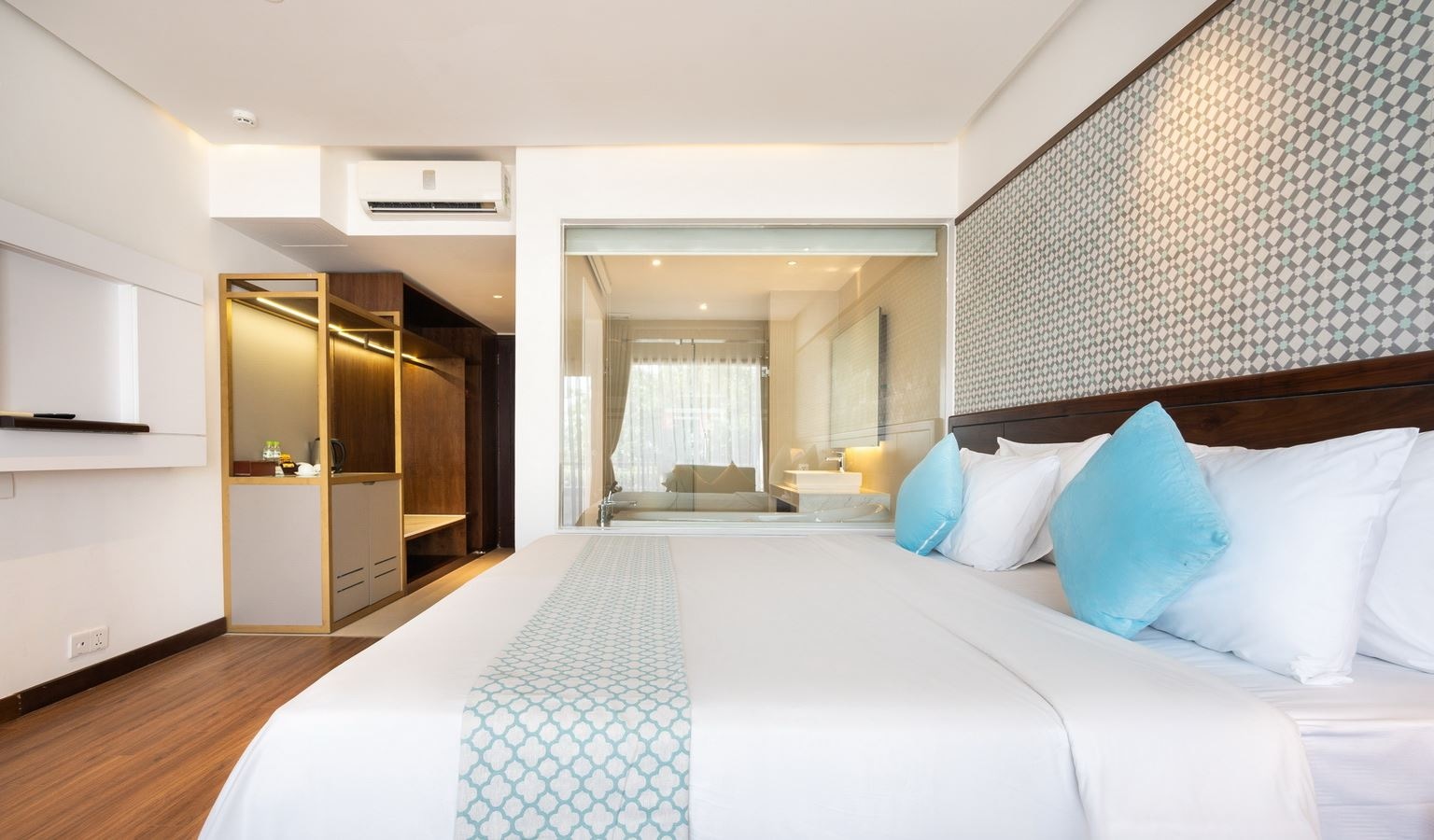 rooms-deluxe-ocean-view-with-balcony