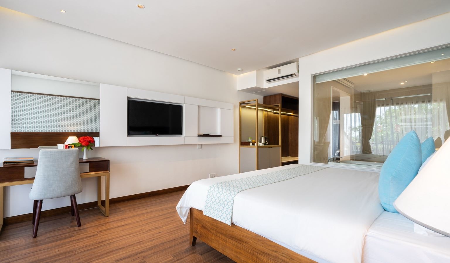 rooms-deluxe-ocean-view-with-balcony