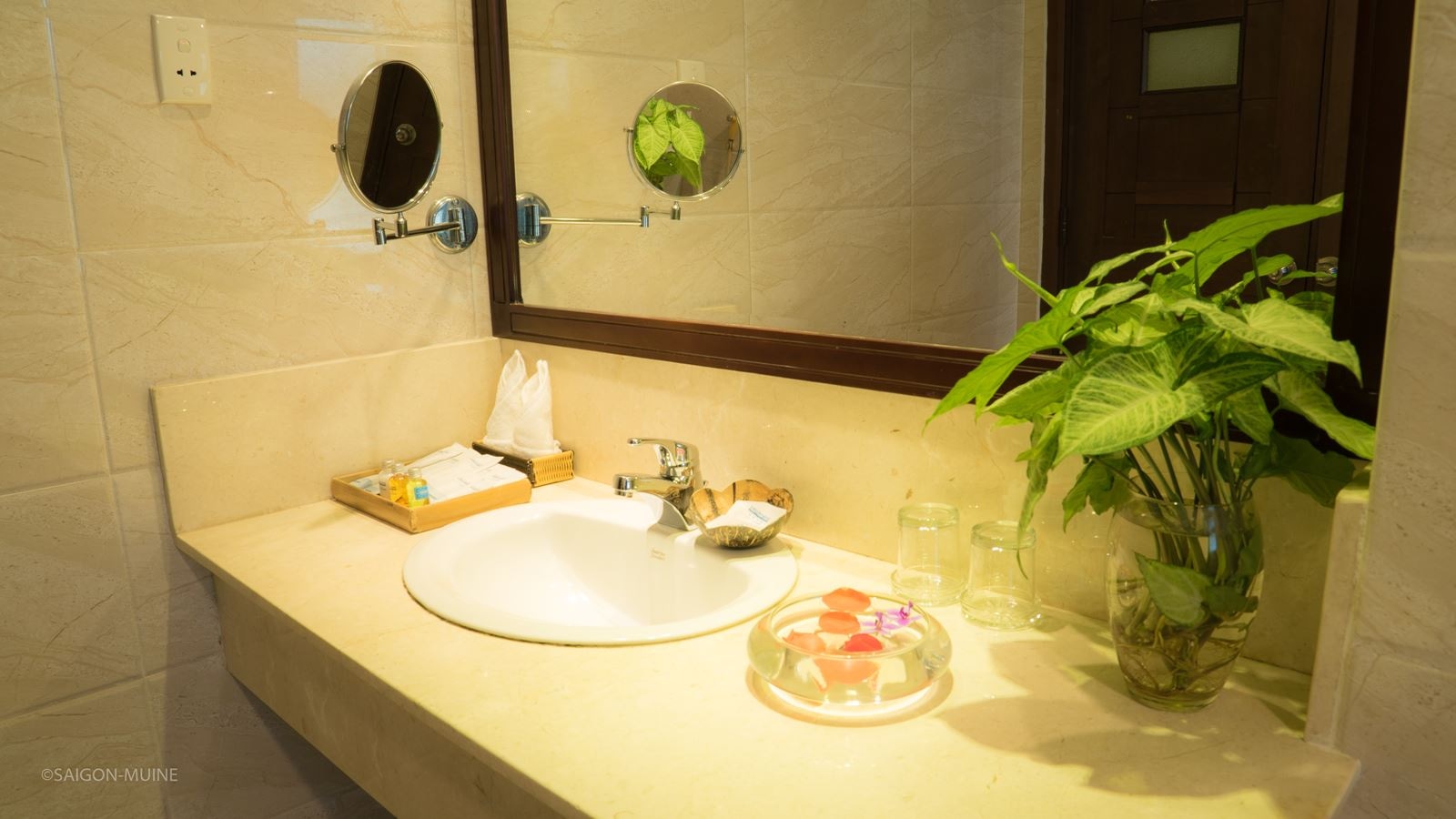 rooms-standard-with-window