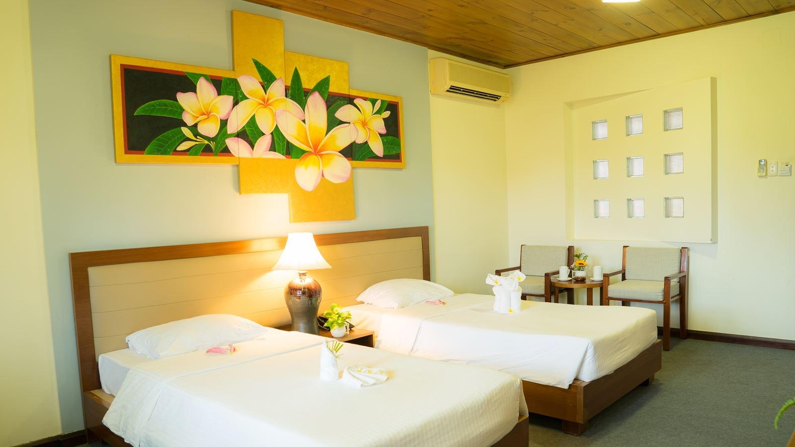 rooms-standard-with-window