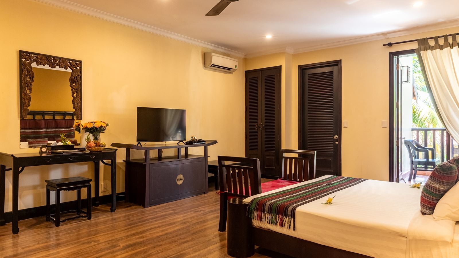 rooms-room-deluxe-garden-view-balcony