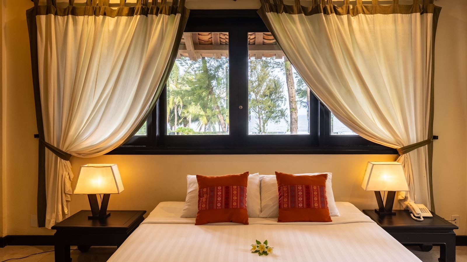 rooms-room-deluxe-sea-view-balcony