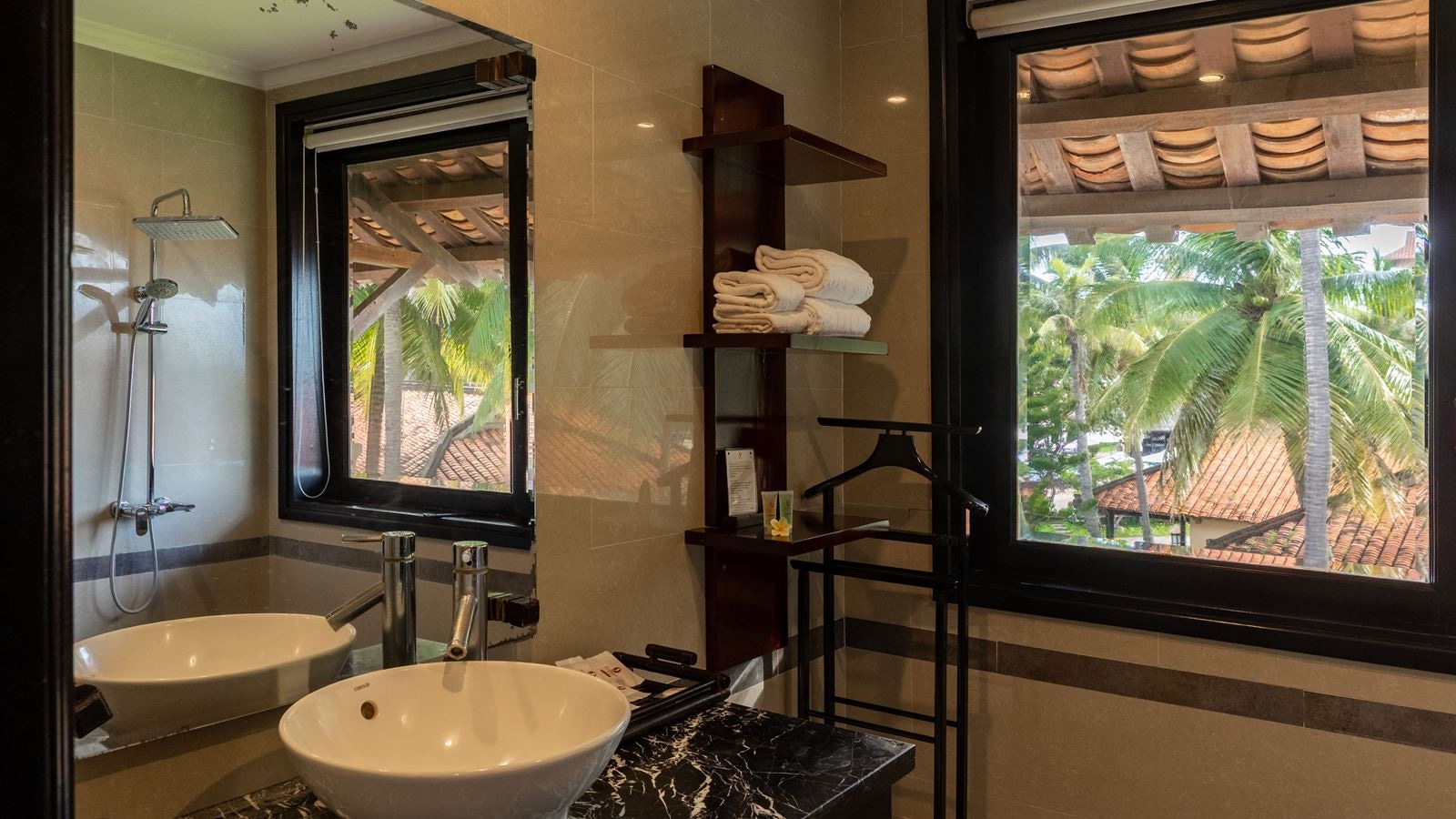 rooms-room-deluxe-sea-view-balcony