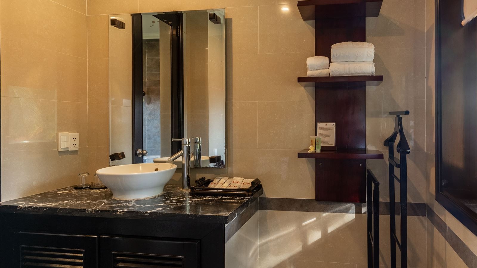 rooms-room-deluxe-sea-view-balcony