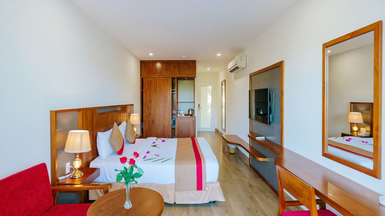 rooms-deluxe-garden-view-balcony