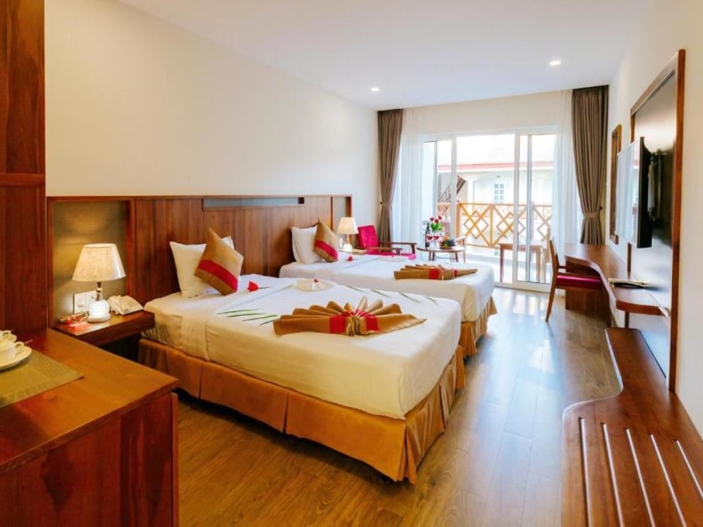 rooms-deluxe-sea-view-balcony