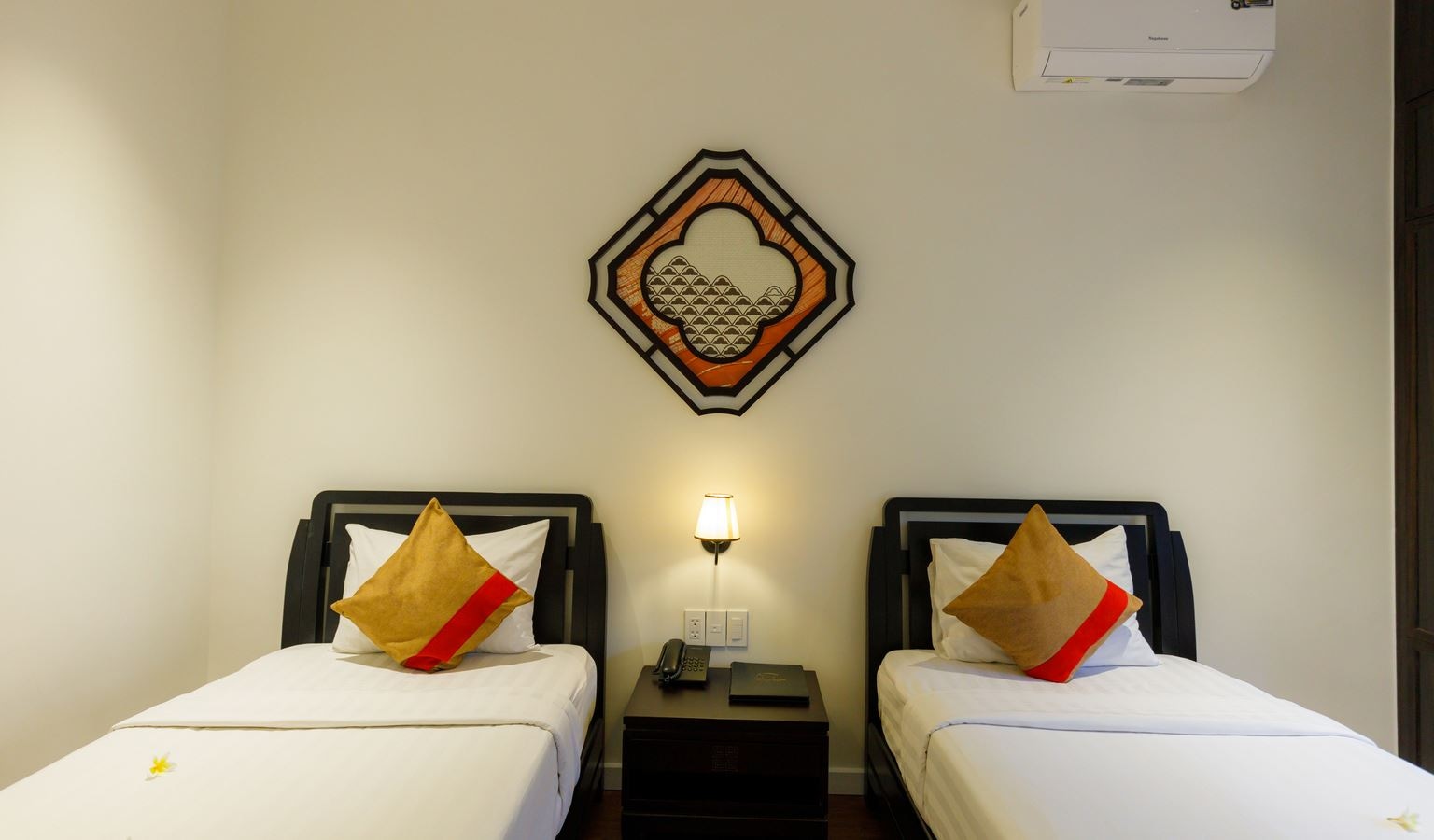 rooms-2bedroom-executive-suite-balcony-sea-view