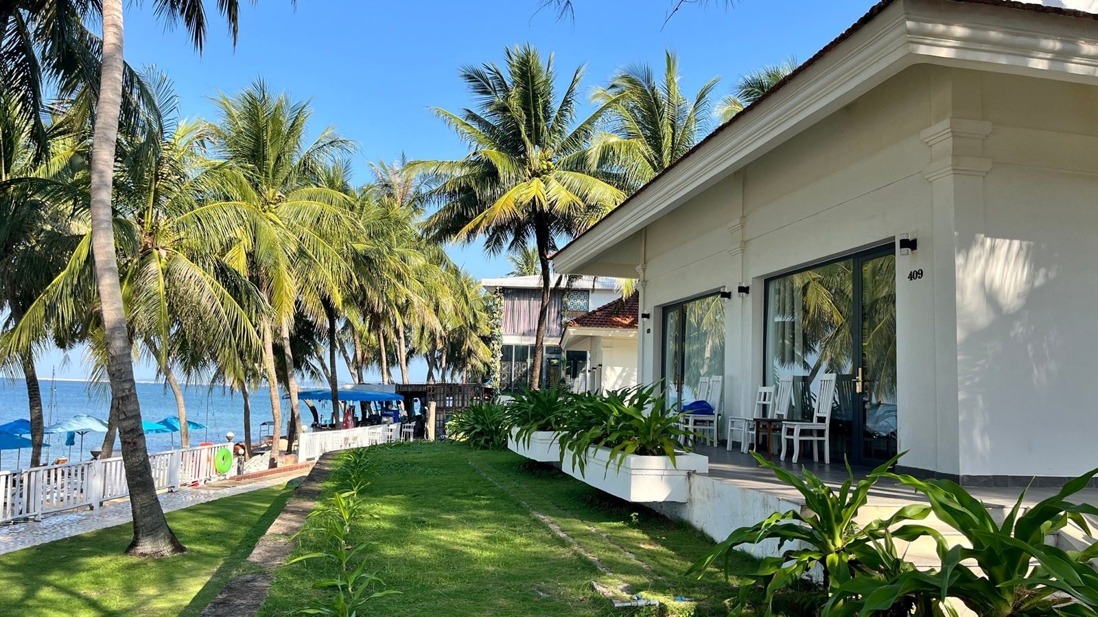rooms-bungalow-beachfront-with-terrace