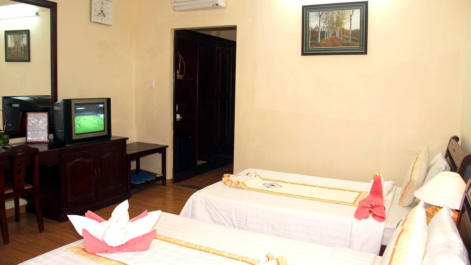 rooms-room-deluxe-hill-view-at-hill-side-with-balcony