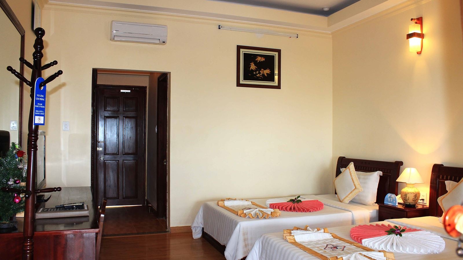 rooms-room-deluxe-seaview-at-hill-side-with-balcony