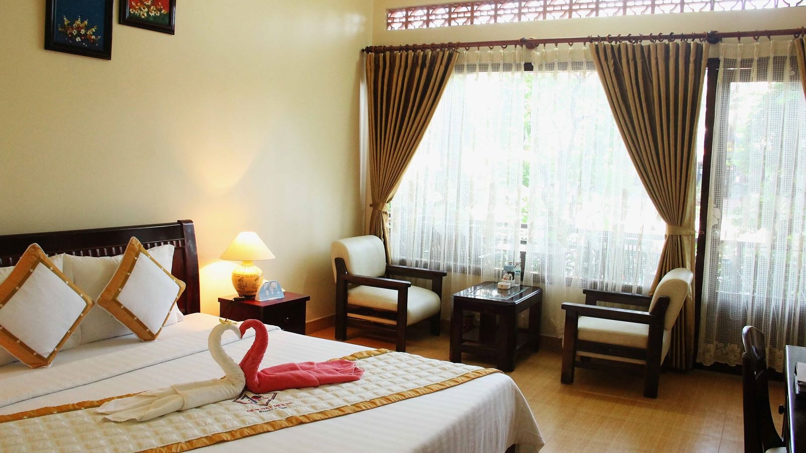 rooms-room-deluxe-at-sea-side-with-balcony