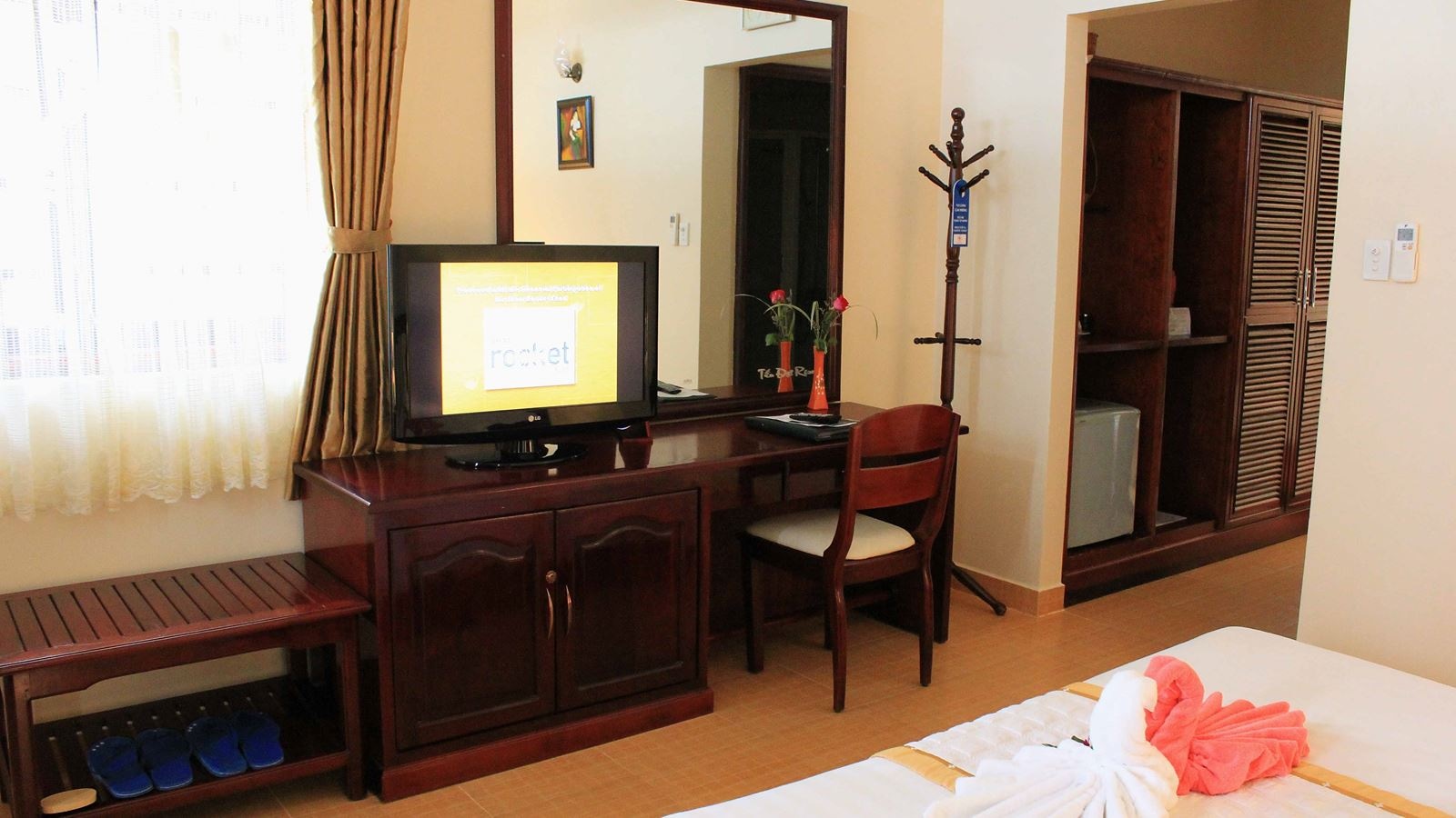 rooms-room-deluxe-seaview-at-hill-side-with-balcony-child-without-extra-bed