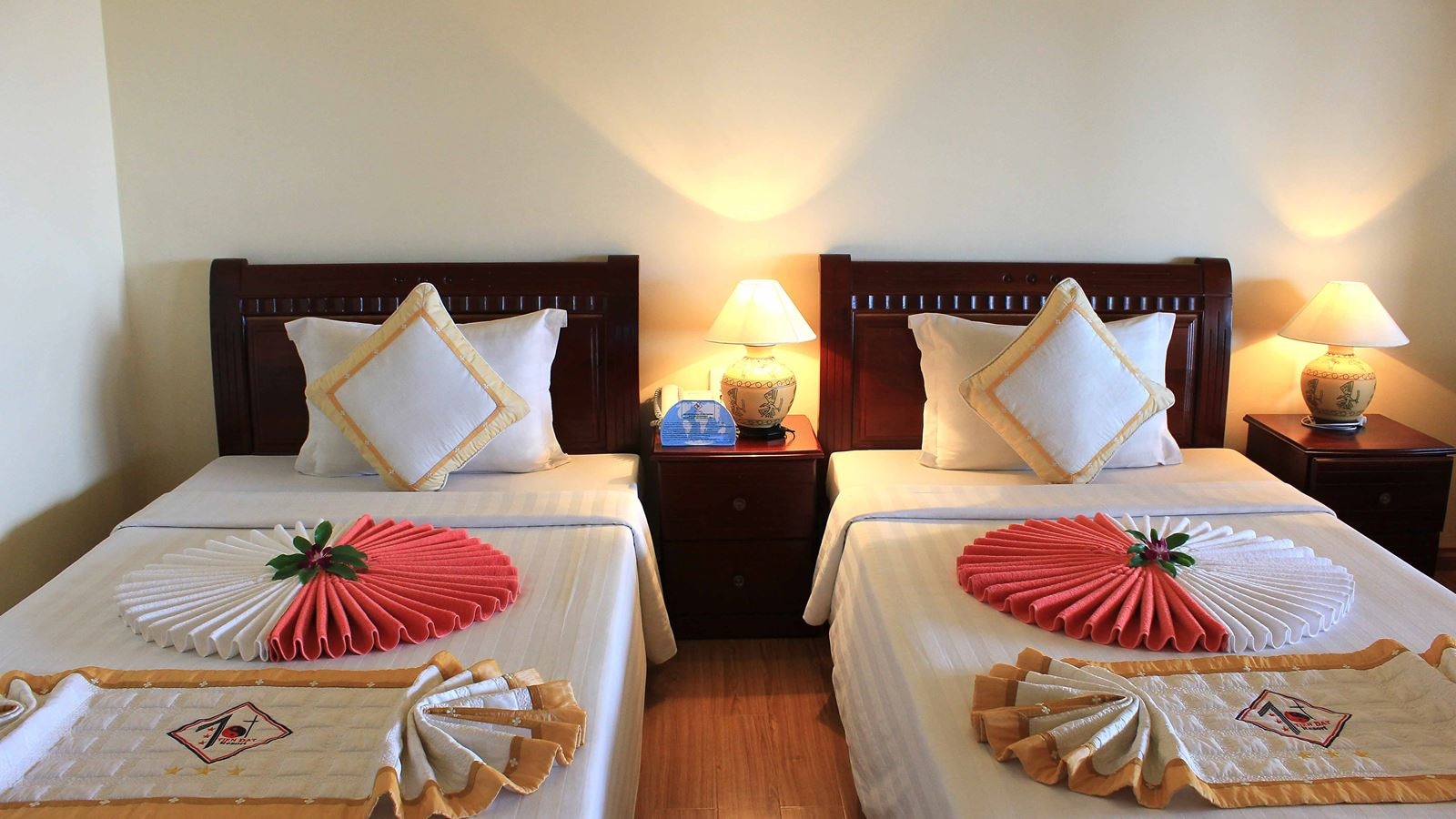 rooms-room-deluxe-at-sea-side-with-balcony-child-without-extra-bed