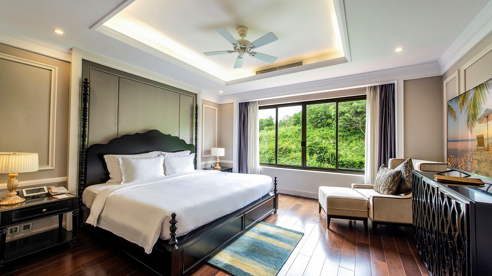 rooms-grand-junior-suite-hill-view