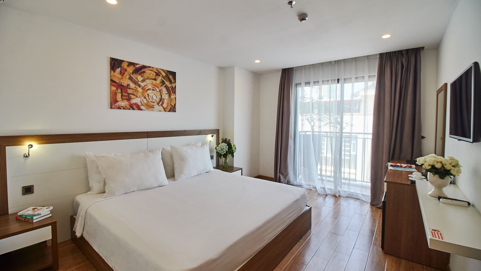 rooms-deluxe-city-view-with-balcony