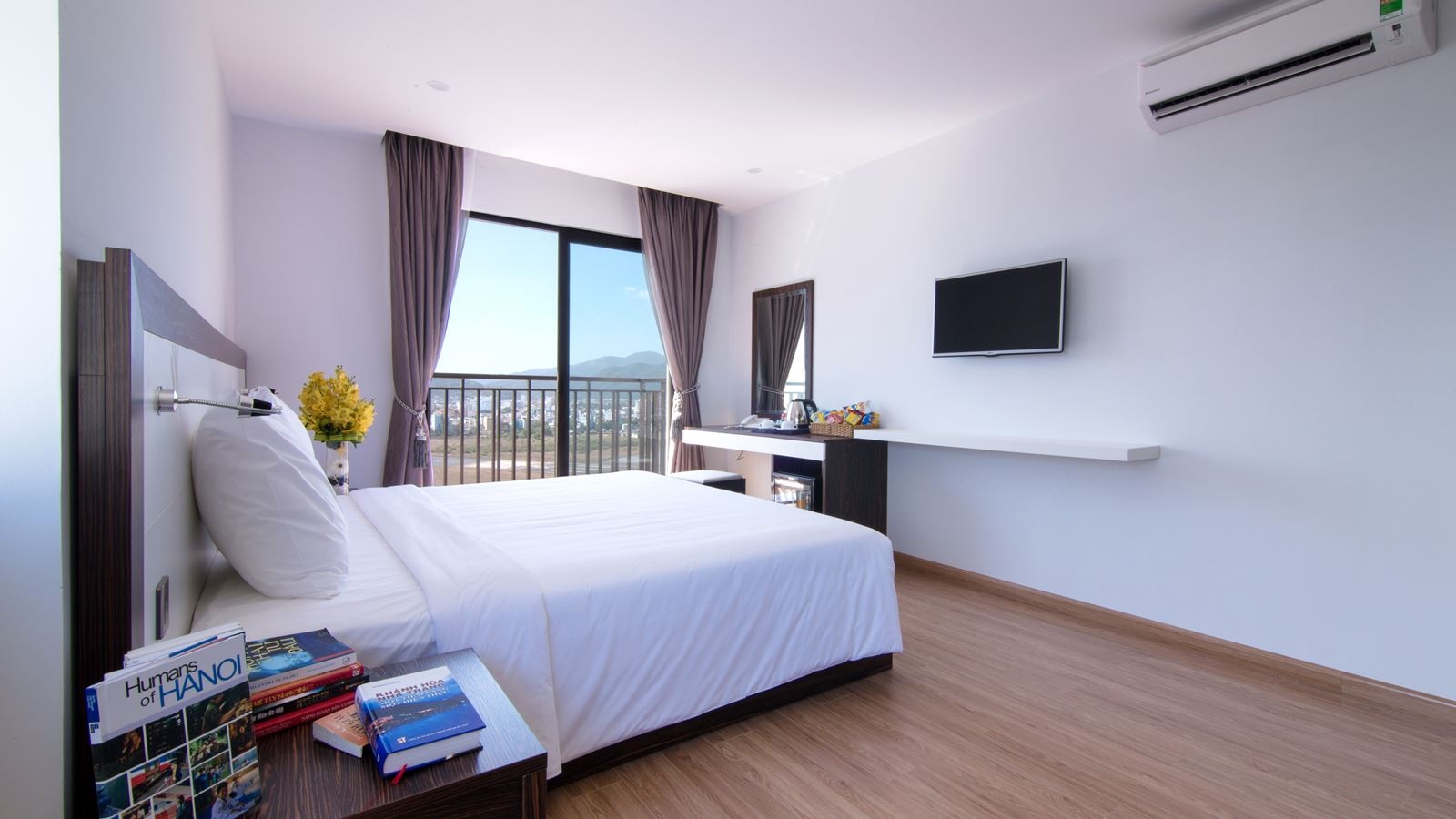 rooms-premier-deluxe-city-view-with-balcony