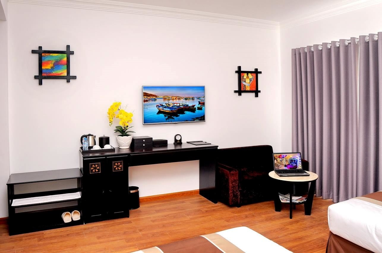 rooms-senior-deluxe-city-view-with-balcony