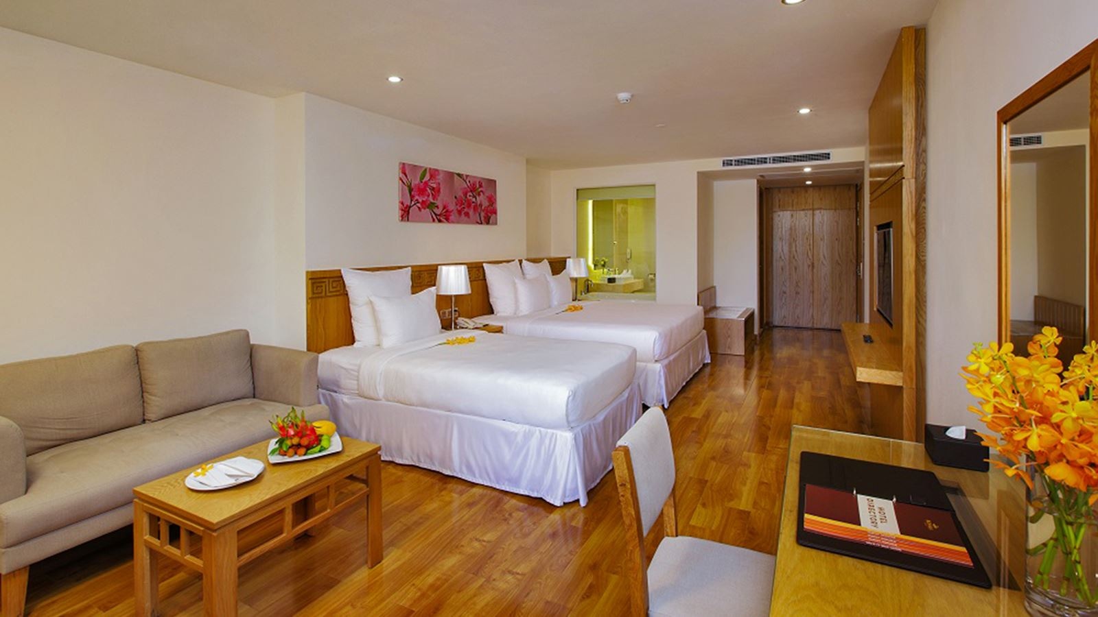 rooms-premier-deluxe-city-view-with-balcony