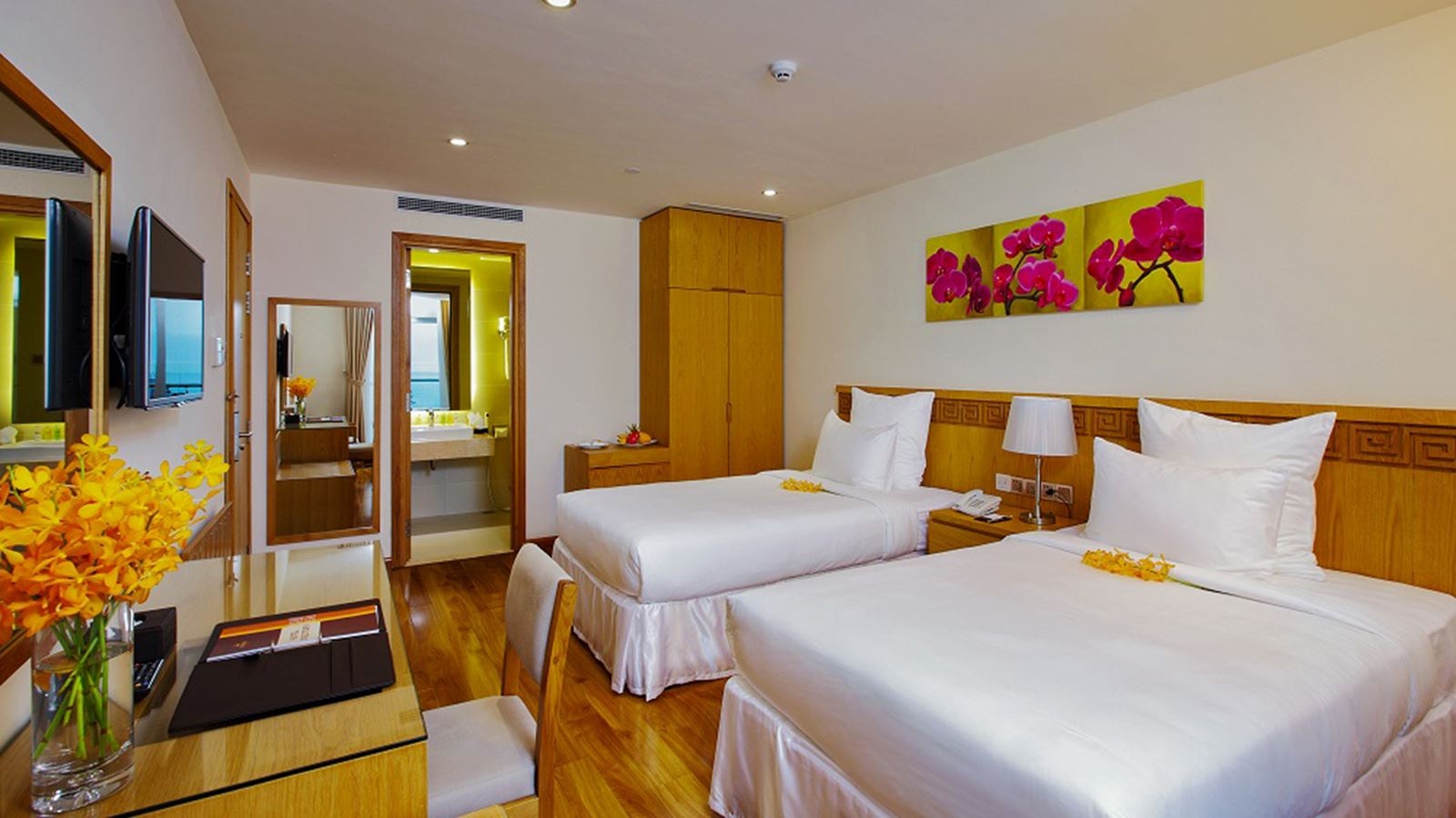 rooms-deluxe-city-view-with-balcony