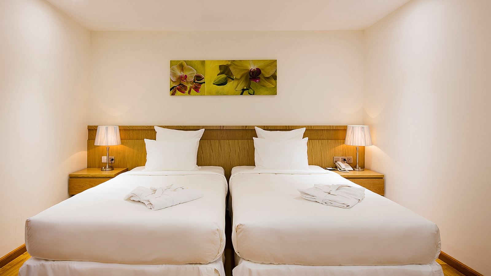 rooms-superior-with-small-window