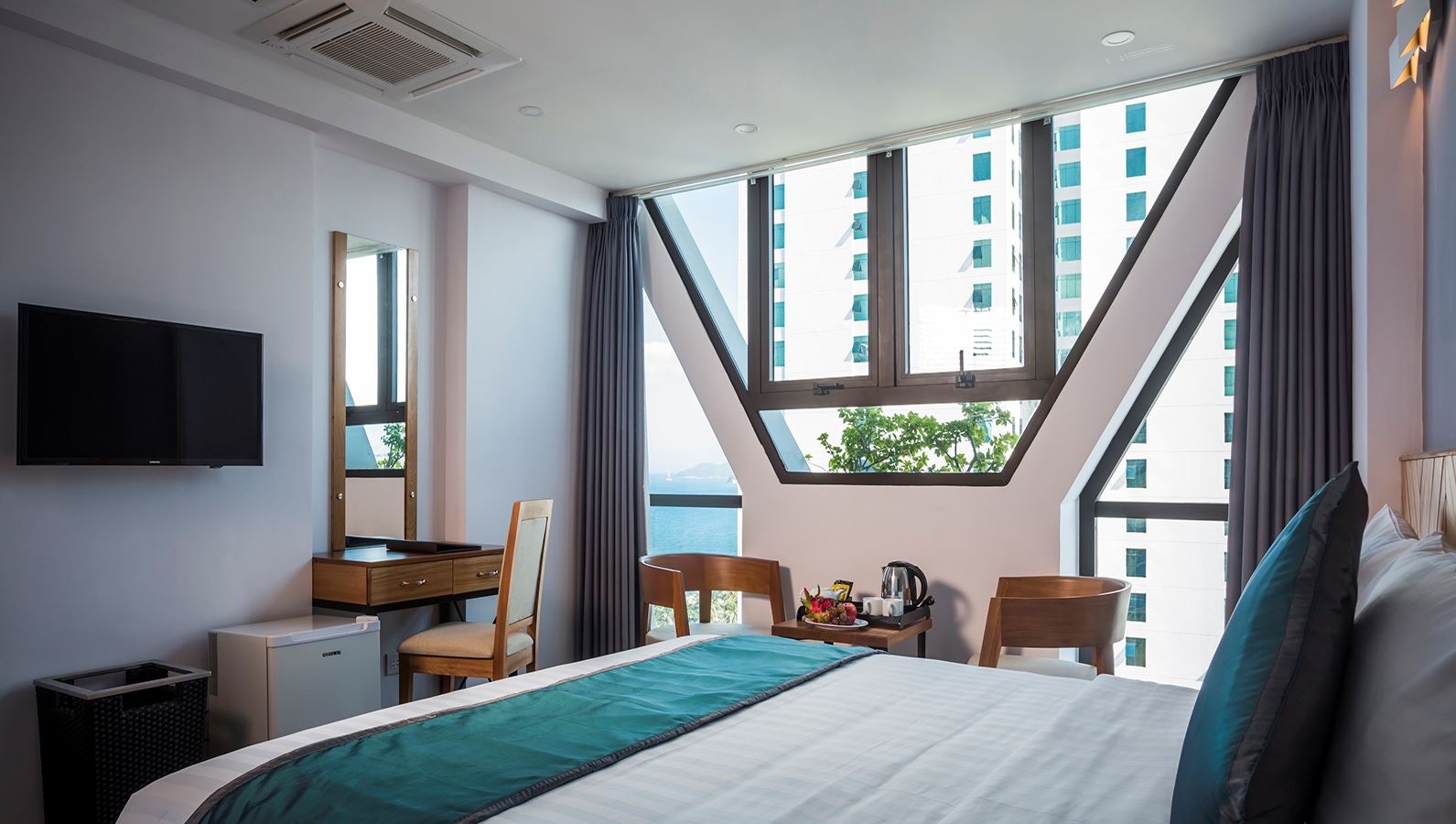 rooms-deluxe-partial-seaview