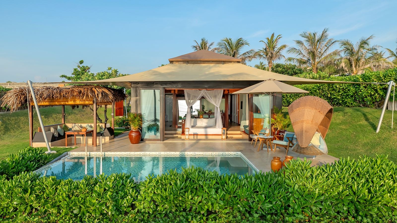 rooms-beachfront-pool-villa-child-without-extra-bed