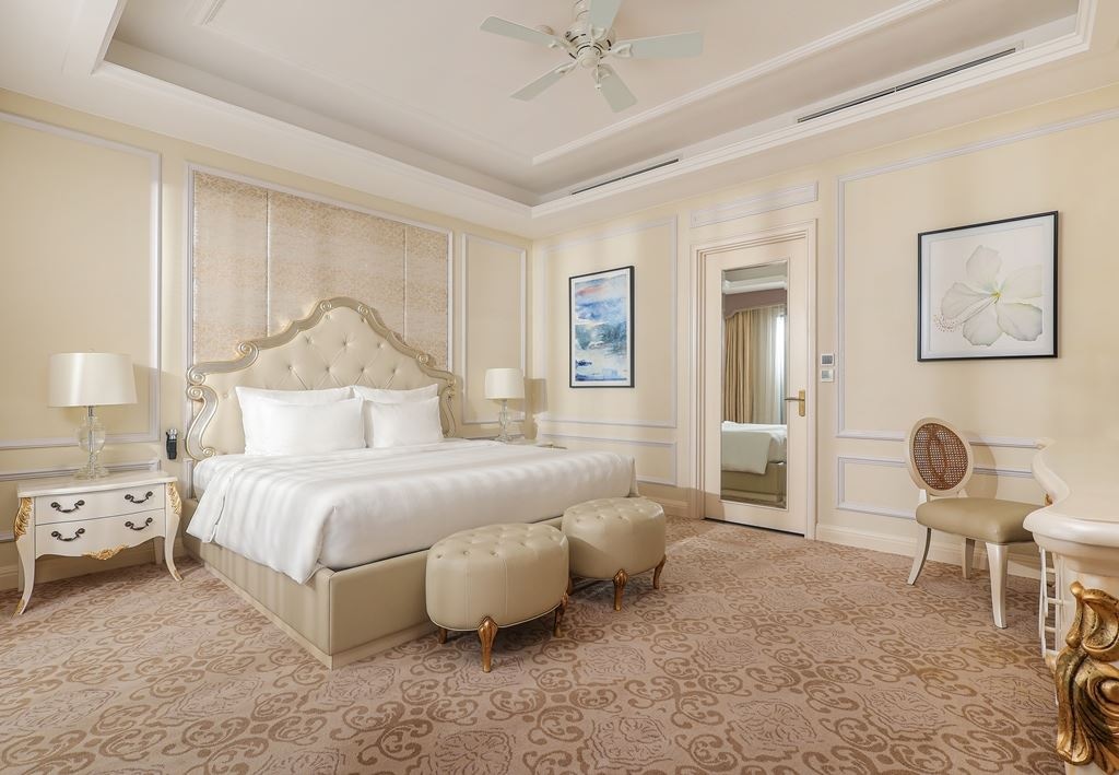 rooms-deluxe-suite-ocean-view-with-balcony