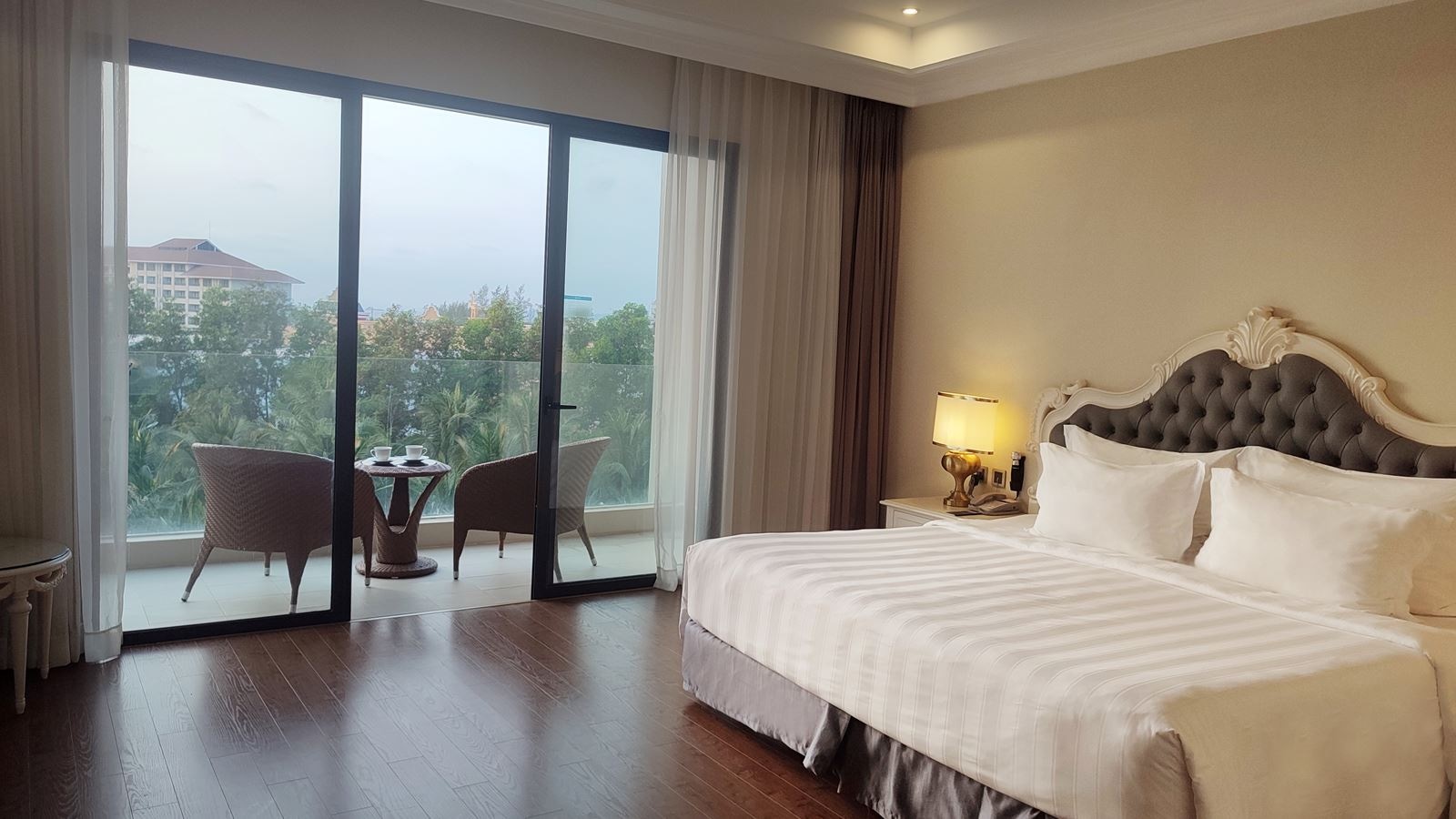 rooms-deluxe-garden-view-with-balcony