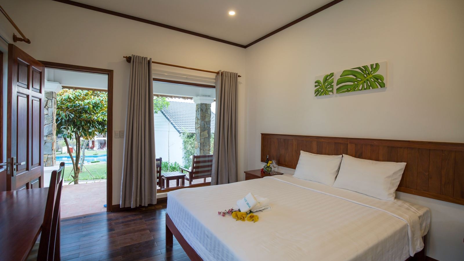 rooms-pool-retreat-double