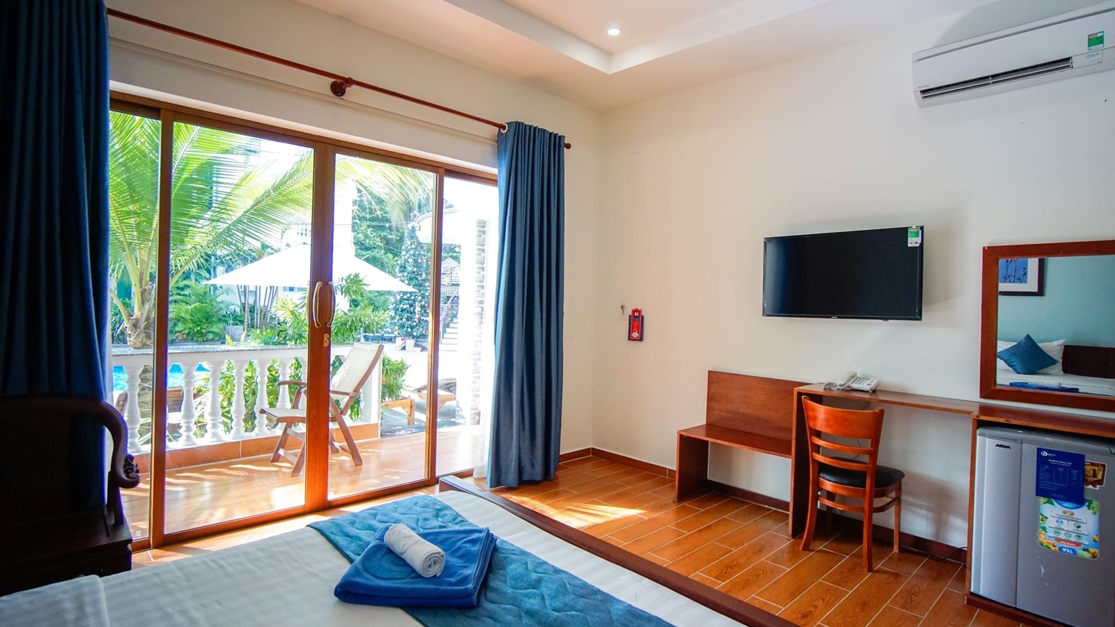 rooms-suite-poolview-balcony