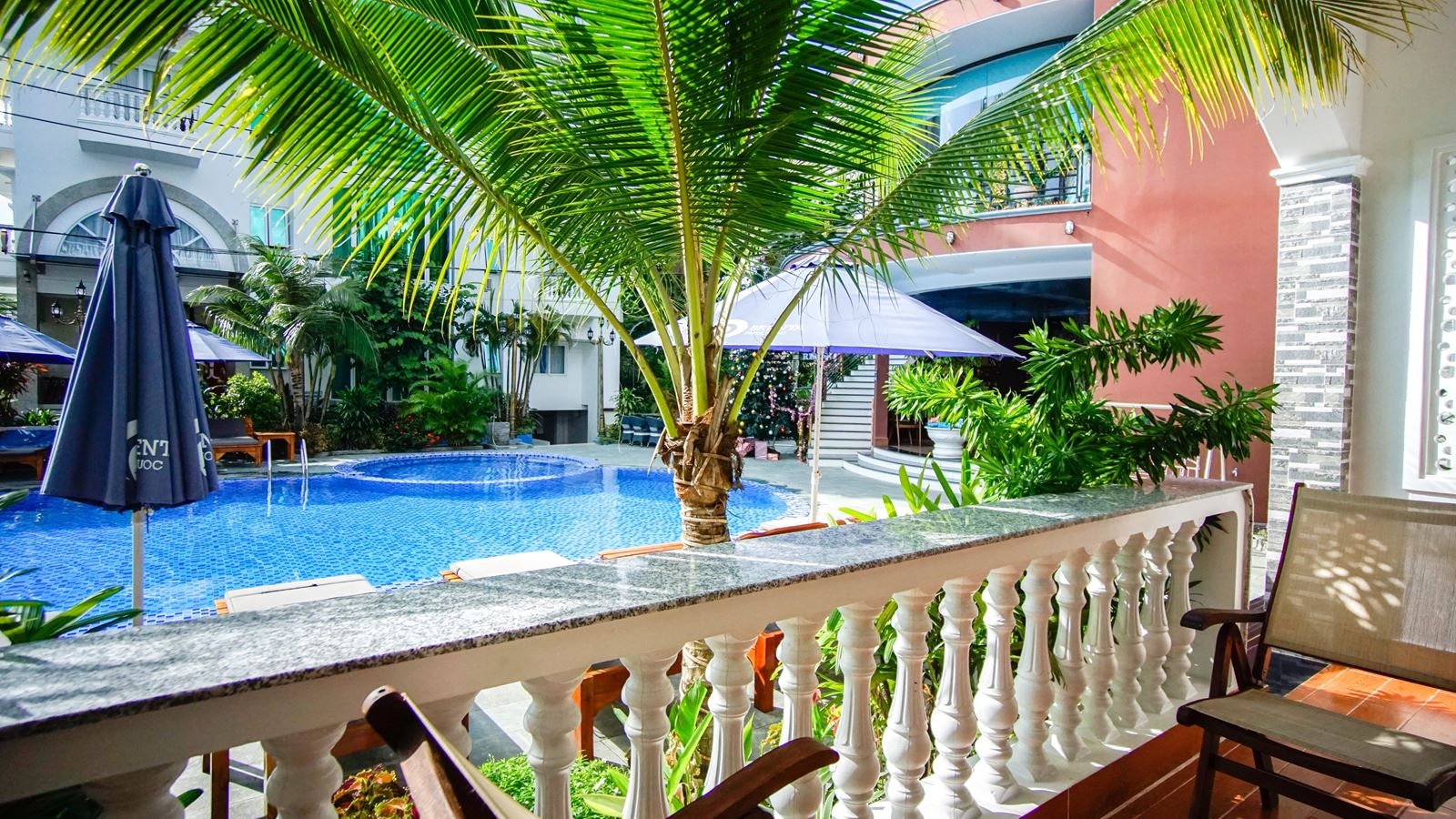 rooms-suite-poolview-balcony