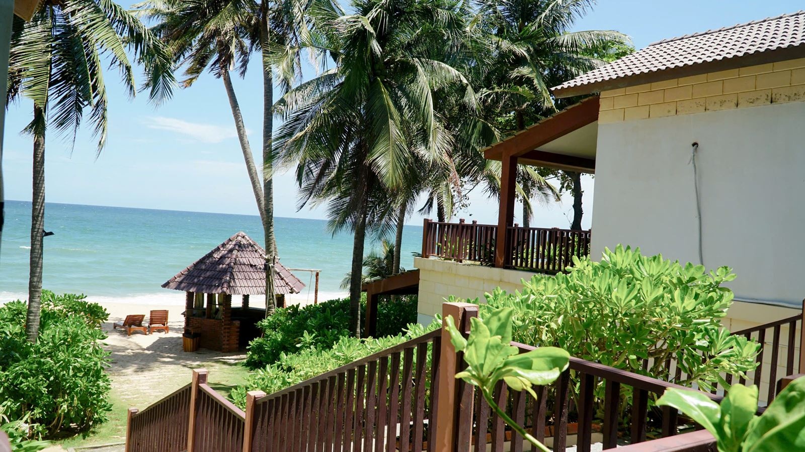 rooms-beach-front-double-with-balcony
