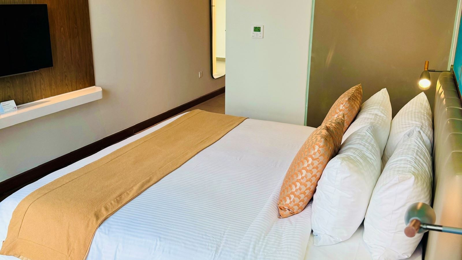 rooms-deluxe-double-city-and-partial-ocean-view