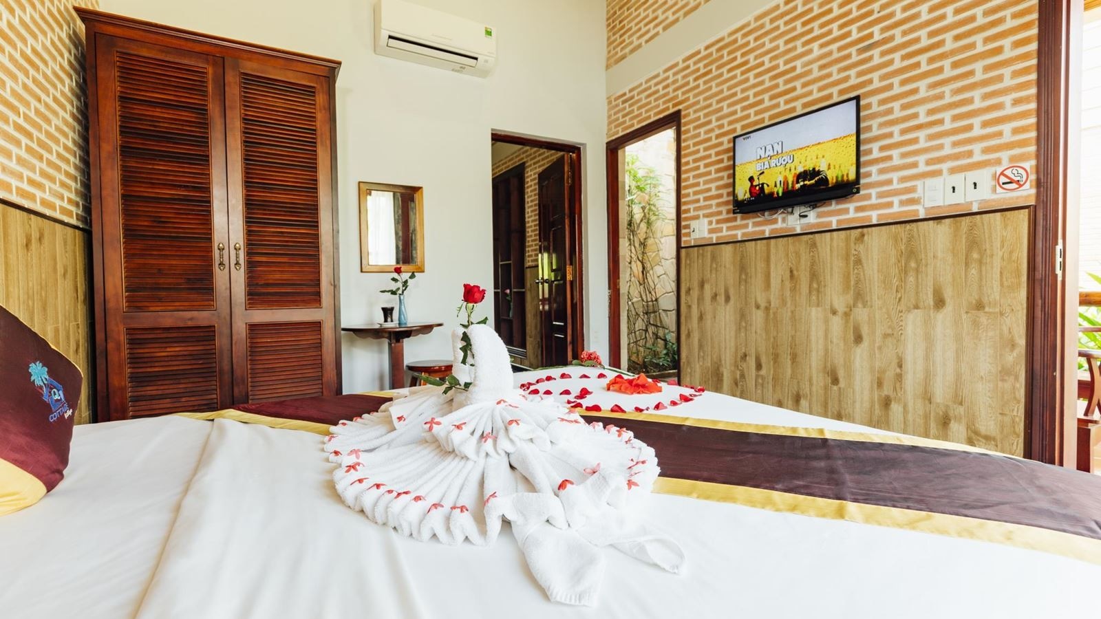 rooms-family-two-bedrooms-gardenpool-view