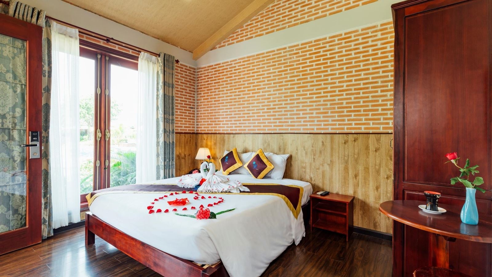 rooms-family-two-bedrooms-gardenpool-view