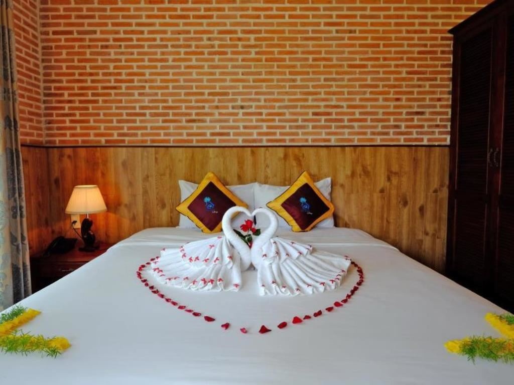 rooms-cottage-room-pool-view