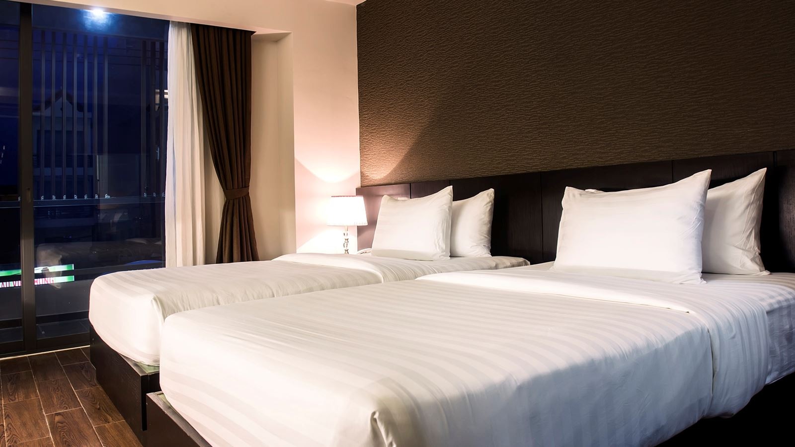 rooms-senior-deluxe-city-view