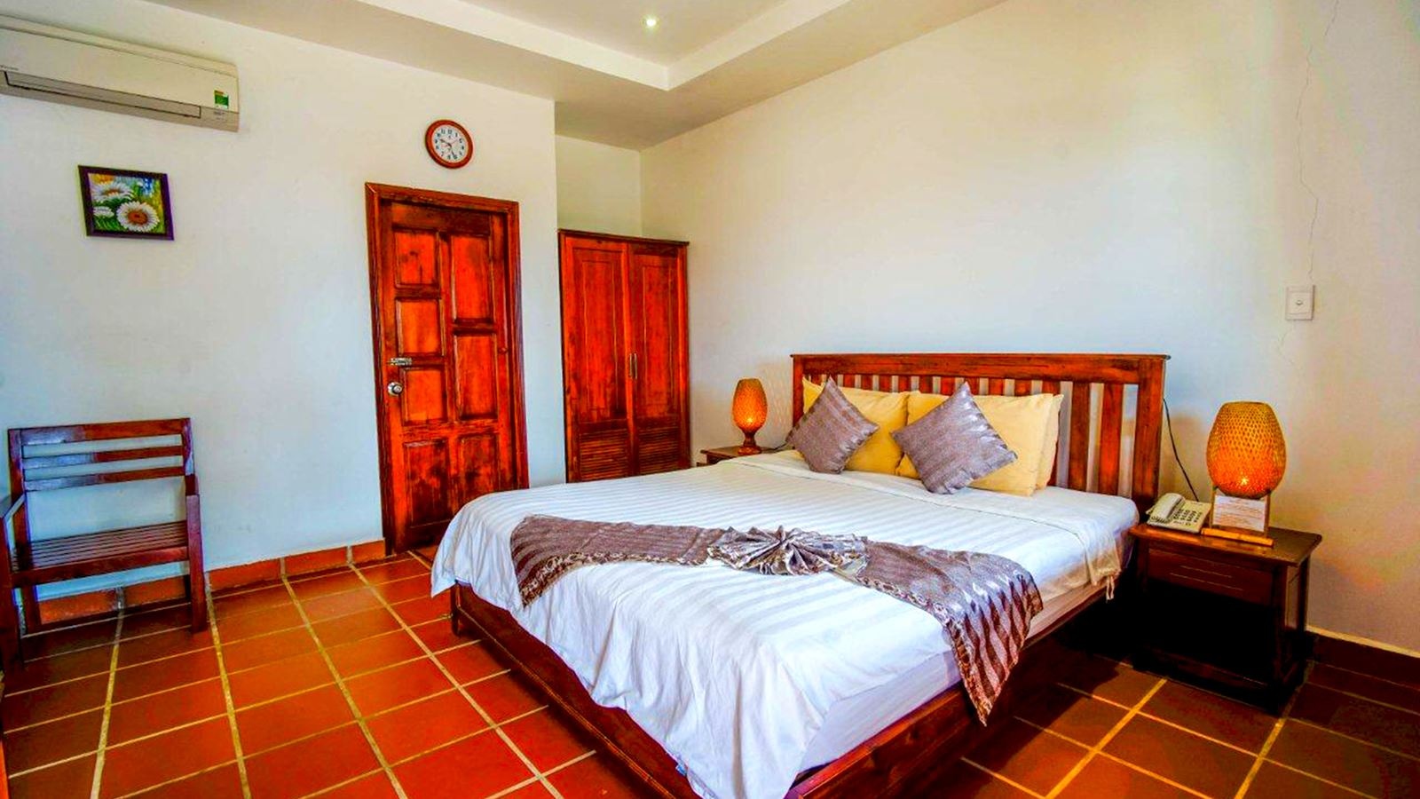 rooms-deluxe-room-partial-sea-view