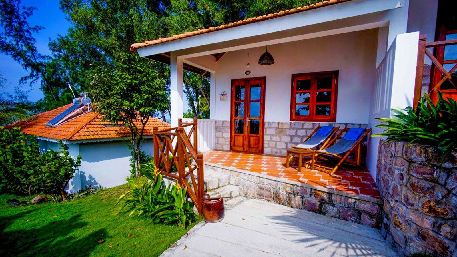 rooms-deluxe-room-partial-sea-view