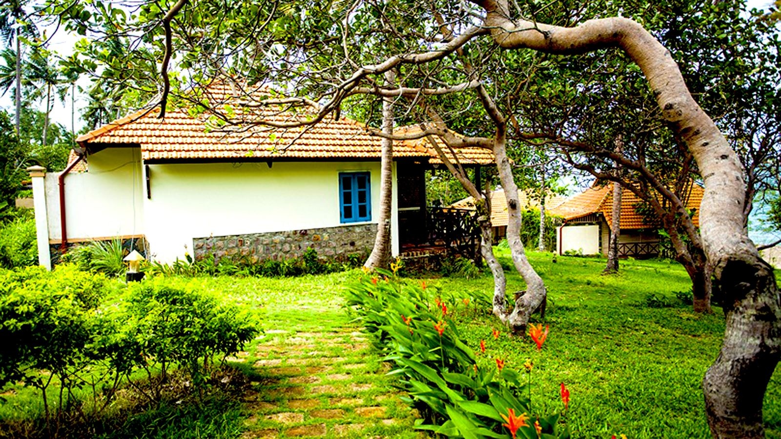rooms-deluxe-bungalow-garden-view