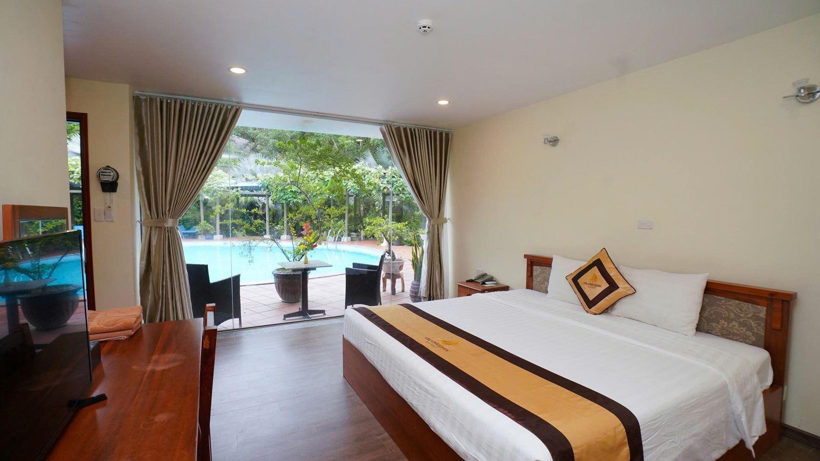 rooms-king-suite-pool-view