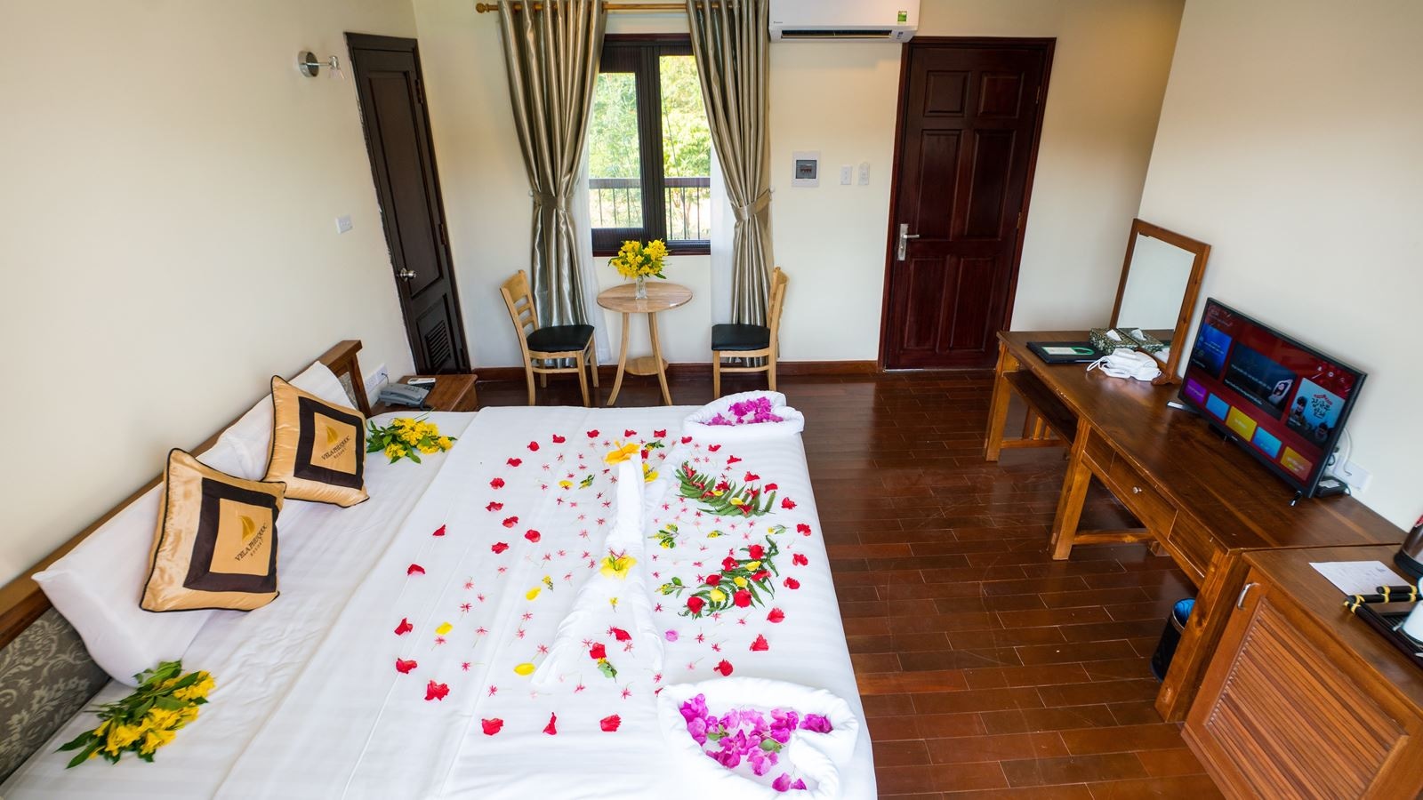 rooms-king-suite-pool-view