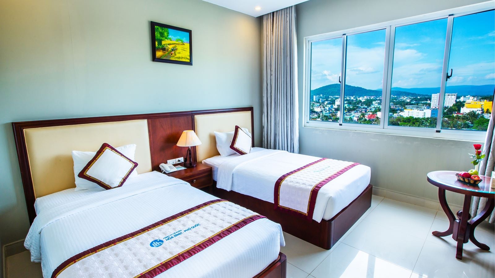 rooms-standard-city-and-mountain-view