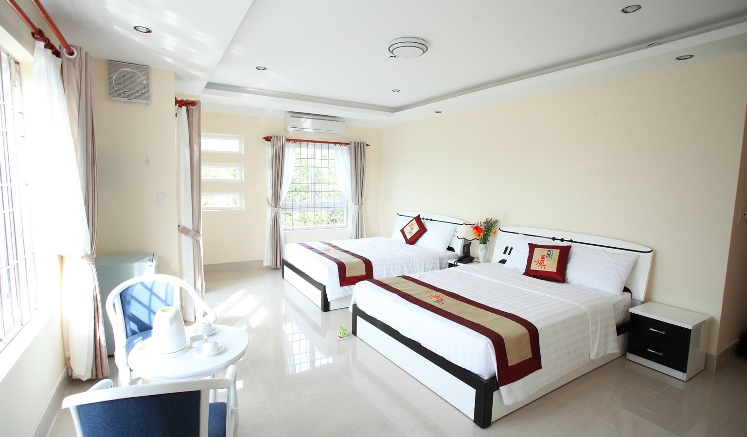 rooms-deluxe-family-room