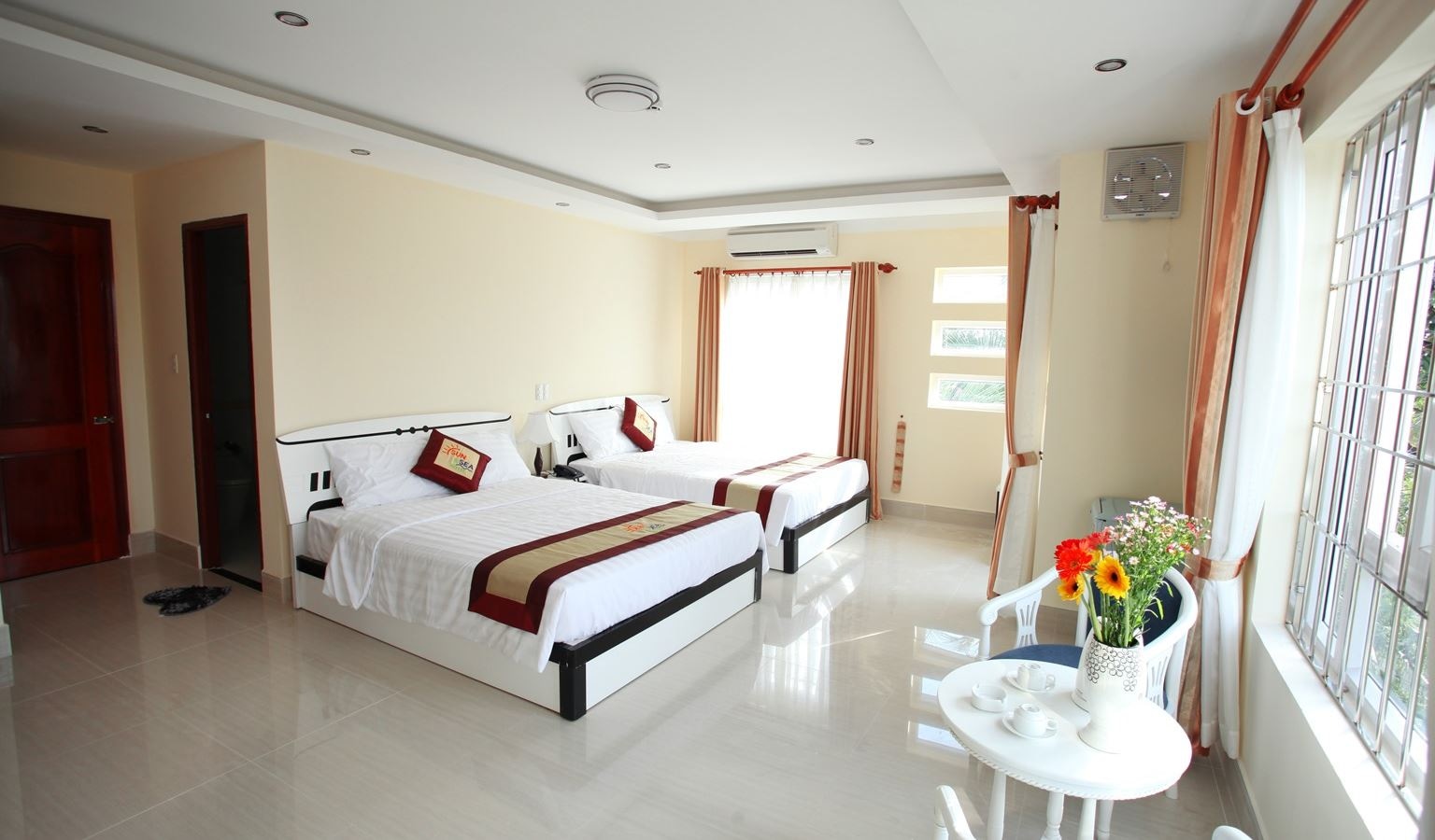 rooms-deluxe-family-room