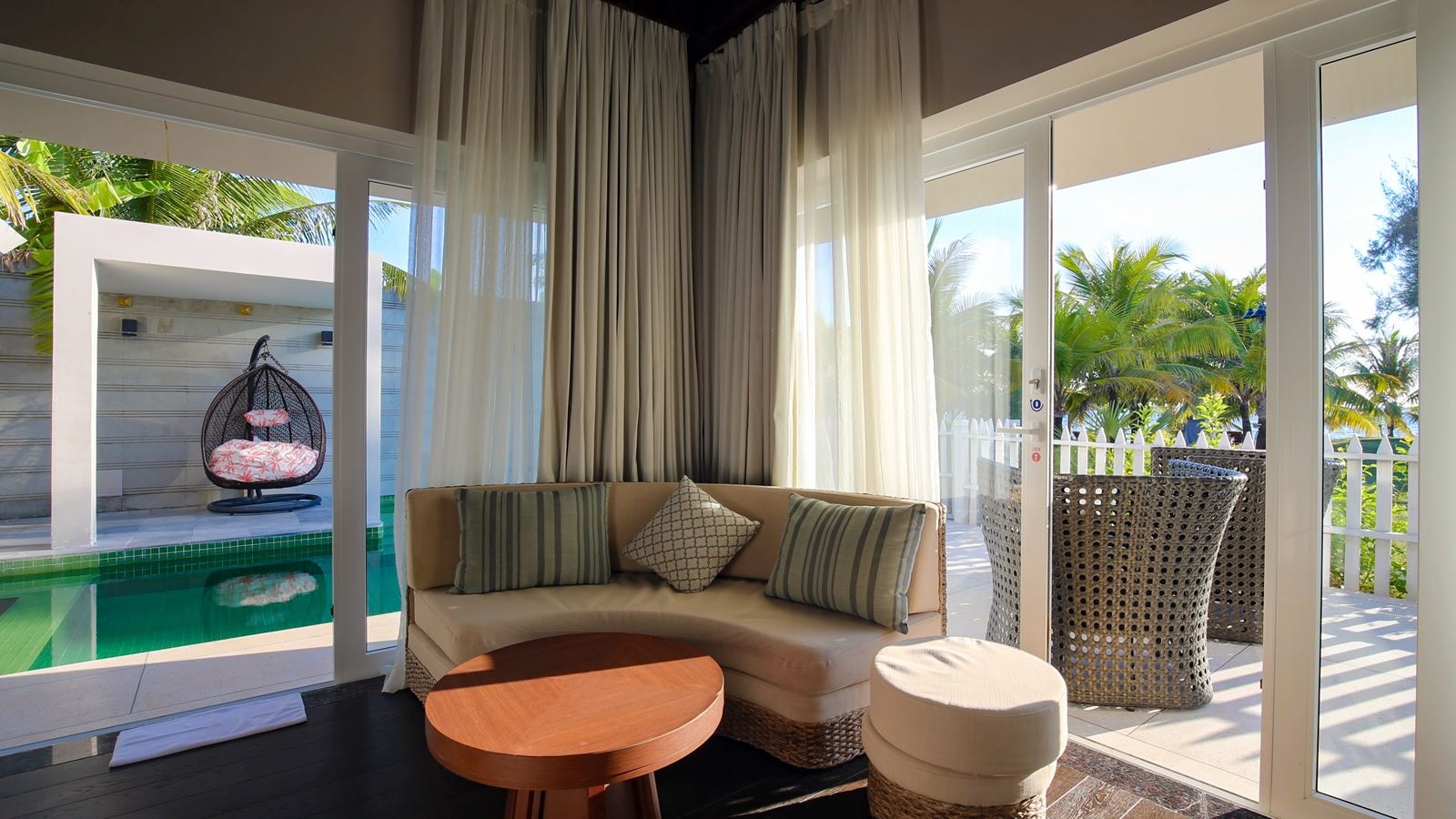 rooms-beachfront-villa-child-without-extra-bed